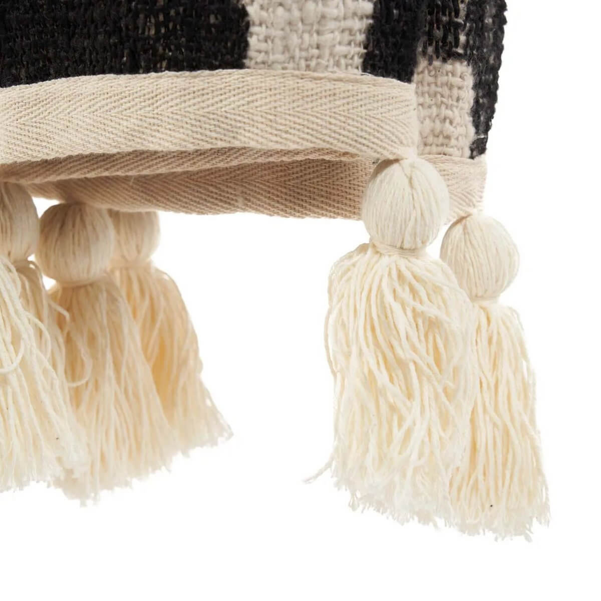 Close-up van De Aztec Bedsprei in zwart-wit katoen met Azteeks patroon en decoratieve kwastjes.
