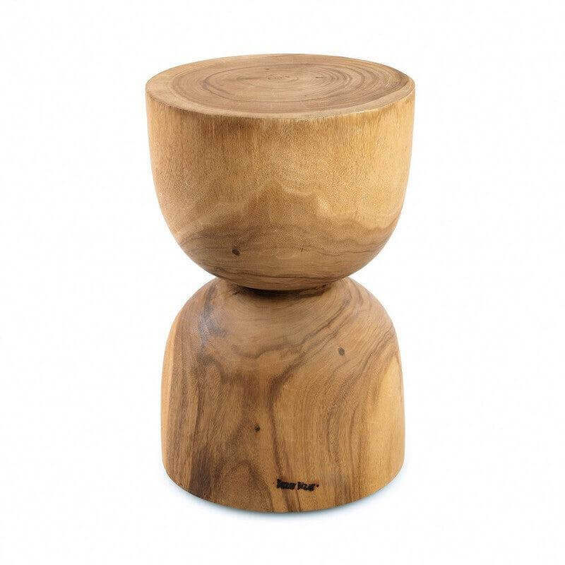 De Azure Kruk - Naturel Bazar Bizar Onze prachtige Azure kruk is een zeer veelzijdig meubelstuk, dat ook als bijzettafel kan worden gebruikt. Het heeft een strak ontwerp, loopt taps toe en ontmoet elkaar in het midden. Deze kruk is gemaakt van suarhout, e