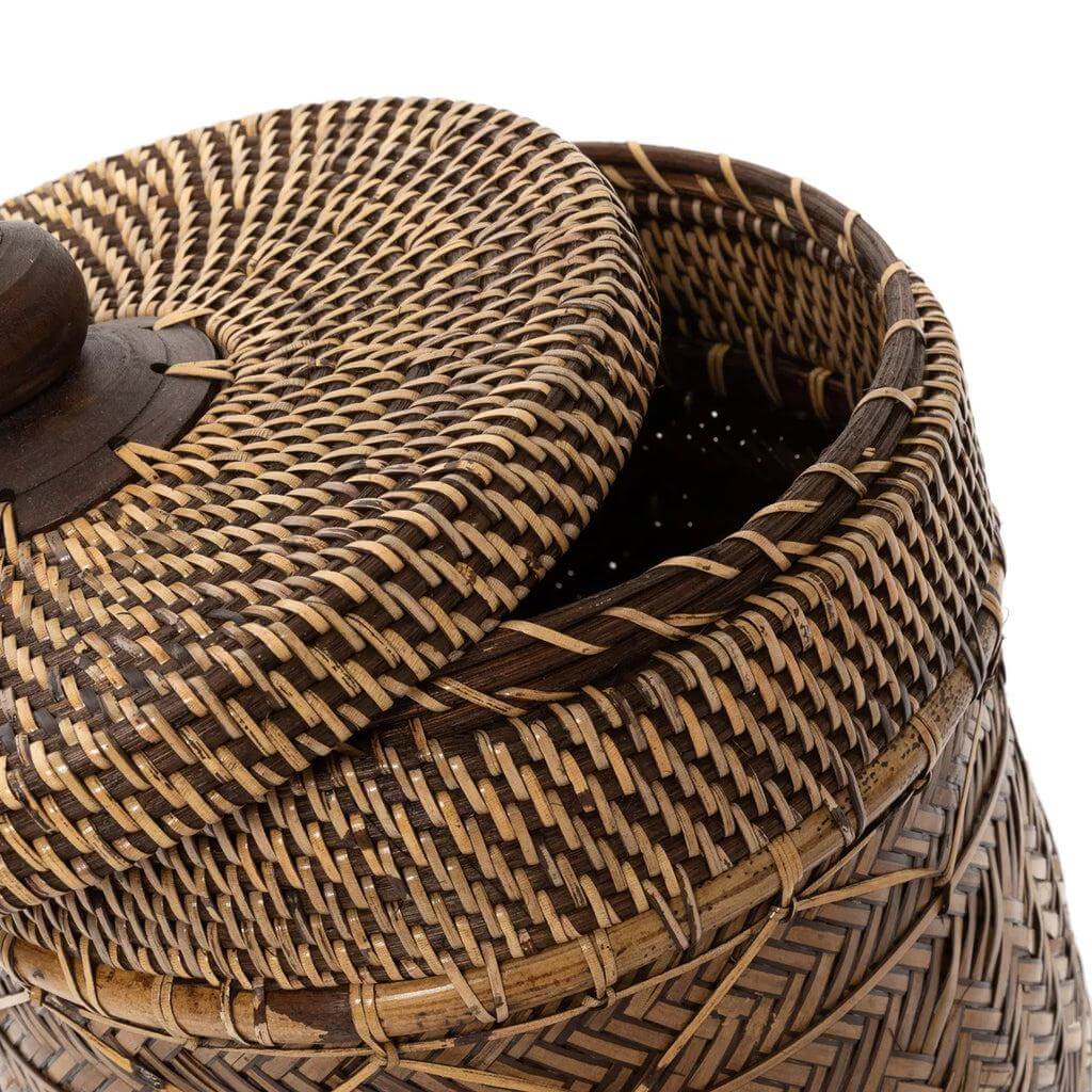 Handgevlochten badkamer mand van rotan in natuurlijke bruine tinten met deksel; oosterse stijl en functioneel design.