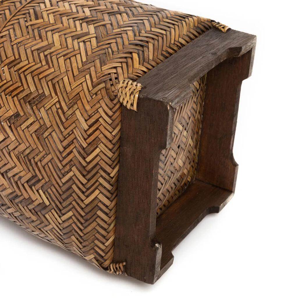 De Bathroom Bin Mand - rustieke handgemaakte rotan mand, ideaal als badkamermandje. Authentieke koloniale charme in natuurlijk bruin.