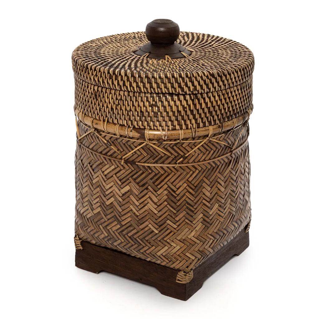 Handgeweven rotan badkamer mand in natuurlijke bruine tinten, ideaal voor opslag en decoratieve charme in een koloniale stijl.