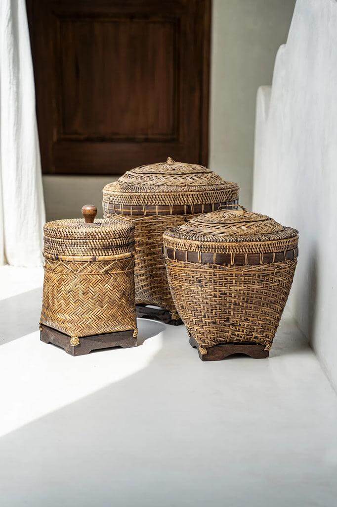 Handgevlochten rotan badkamer manden in naturel bruin met oosterse charme en functionaliteit, perfect voor koloniale stijl interieur.