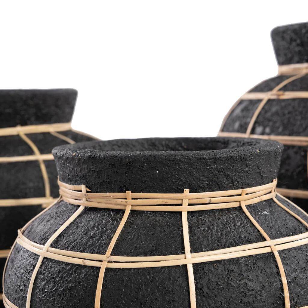 Dichtbij zwart terracotta vaas met rotan detail, geschikt voor droogbloemen. Perfect voor kustvibes in huis. Verkrijgbaar in drie maten.