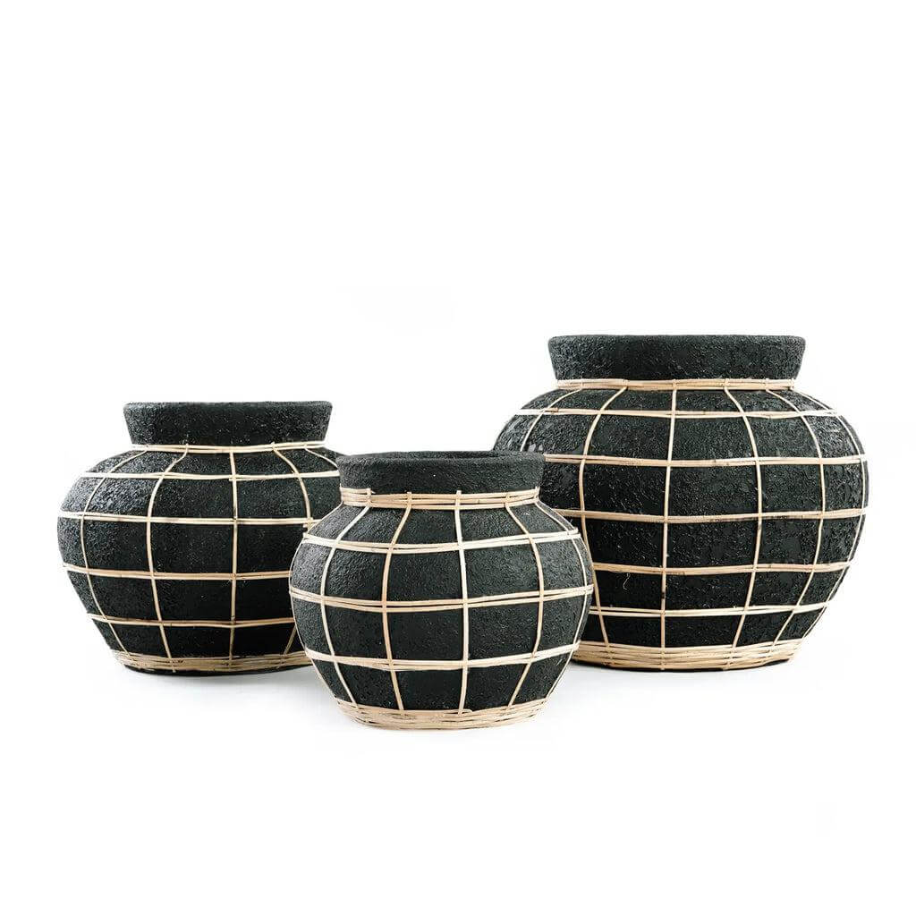 Set van drie De Belly Vaas - Zwart Naturel in verschillende maten met rotan detail. Perfect voor gedroogde bloemen. Niet waterdicht.