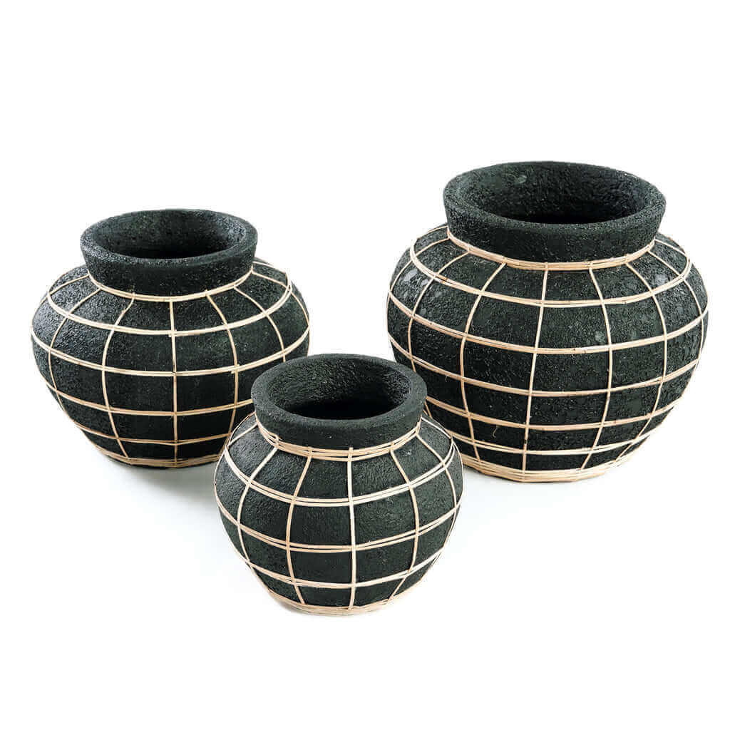 Drie zwarte terracotta vazen met rotan details voor droogbloemen, perfect voor huisdecoratie, niet waterdicht, verkrijgbaar in drie maten.