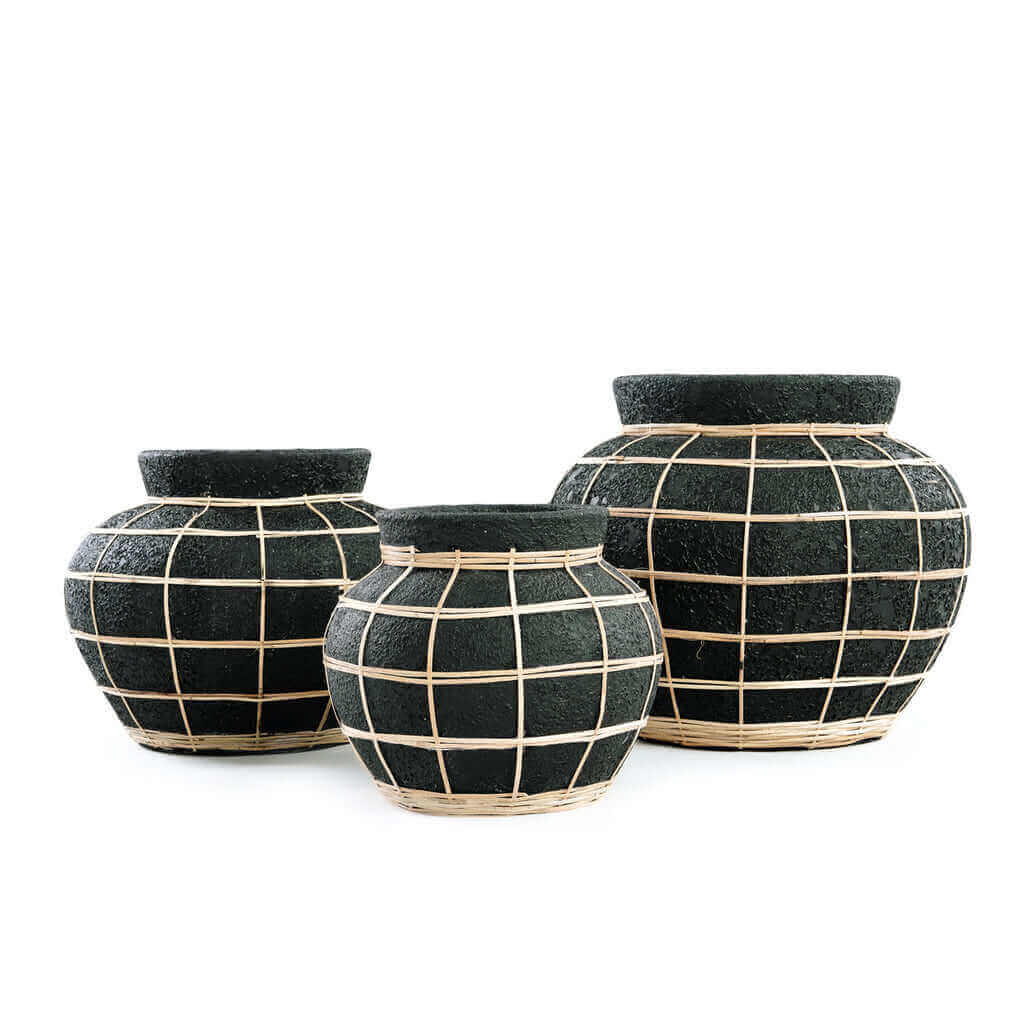 Drie terracotta De Belly Vazen met zwart en rotan detail, perfect voor droogbloemen in huiselijke of overdekte buitenruimtes.