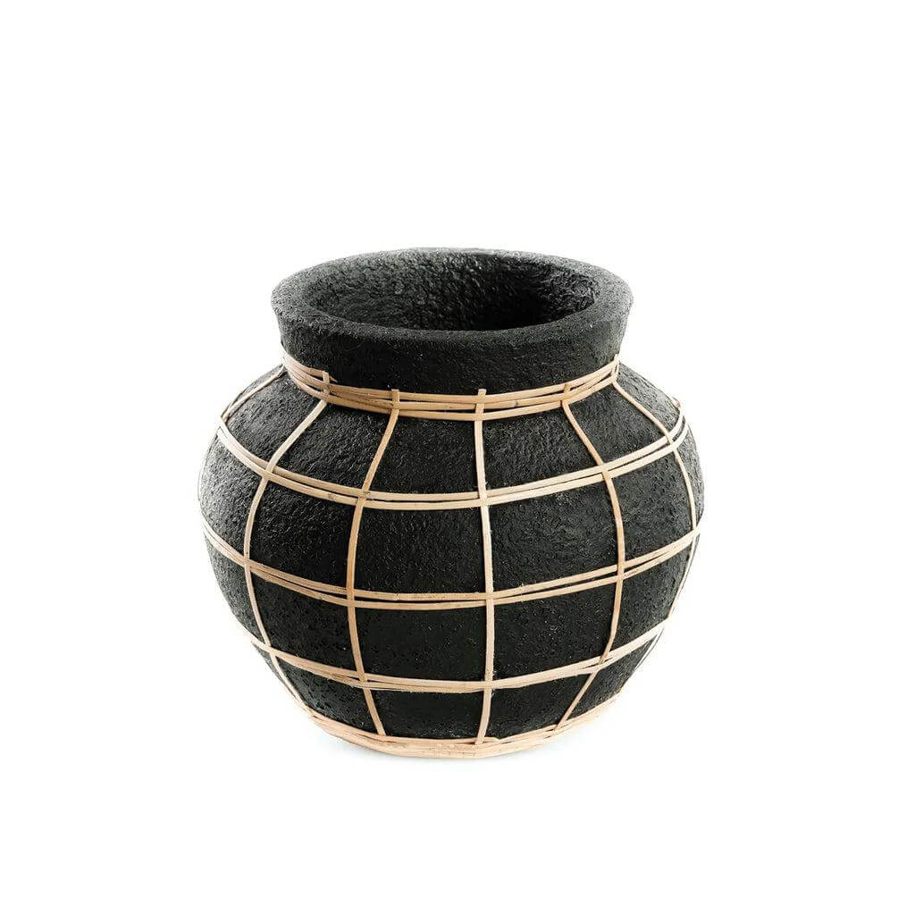 Zwarte terracotta De Belly vaas S met rotan detail, geschikt voor droogbloemen. Perfect voor een natuurlijke kustvibe in huis.