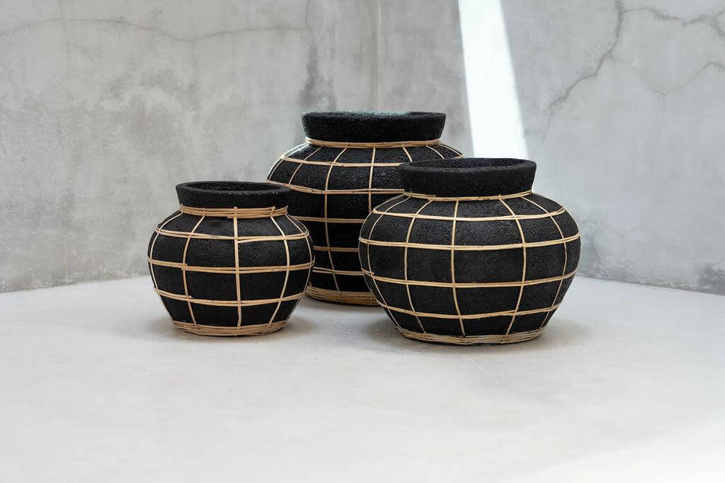 Set van drie terracotta De Belly Vazen met zwart-rotan ontwerp voor droogbloemen, kuststijl interieurdecoratie.