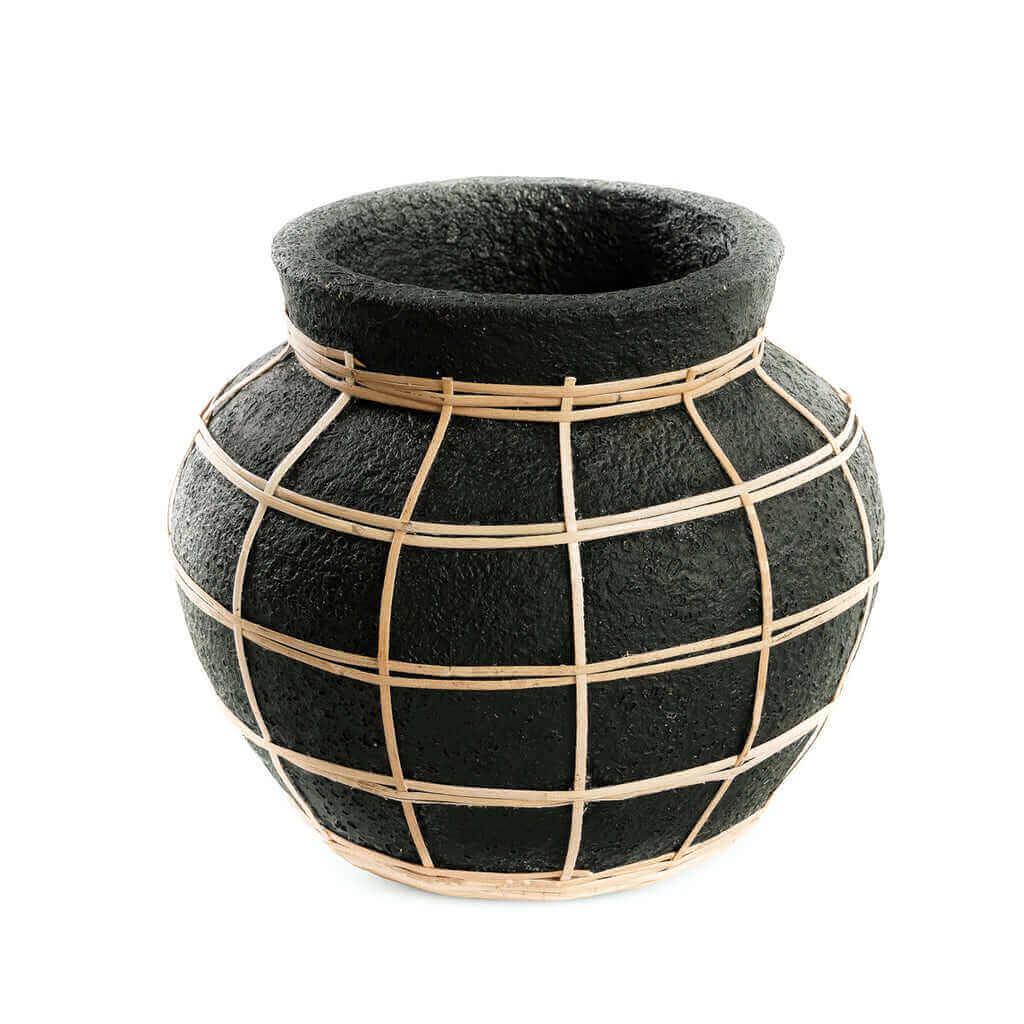 Zwart terracotta vaas met rotan detail voor droogbloemen, formaat S, met een natuurlijke kuststijl.