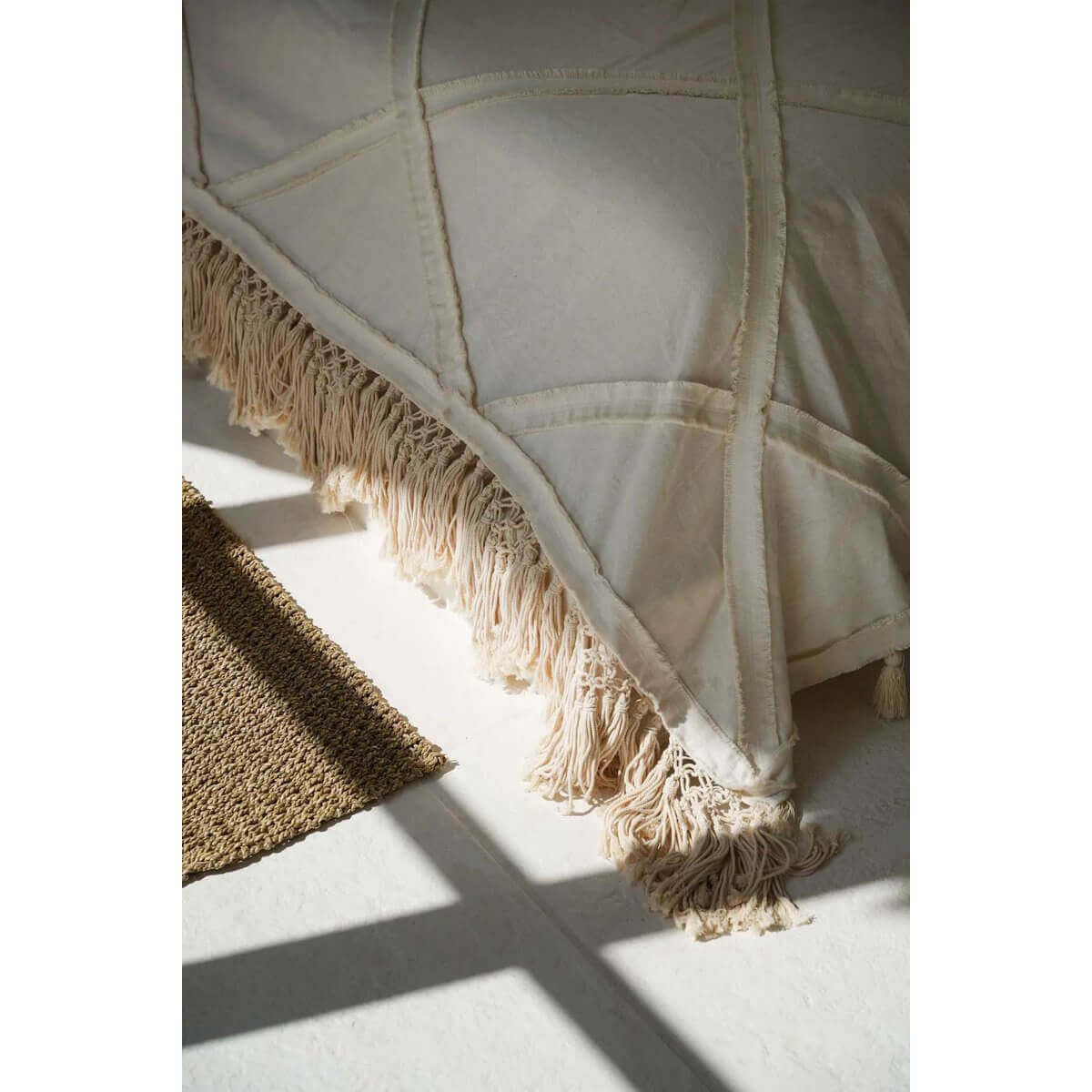 Alt Tag: Natuurlijke Berber bedsprei met fringedetail in neutrale tint, zachte katoenen textuur voor rustieke sfeer in slaapkamer.