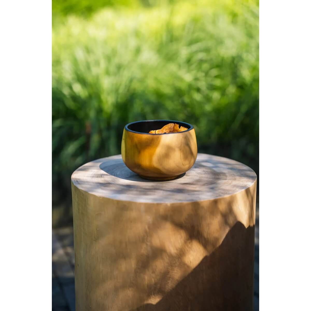 Bohemian teakhouten schaal "De Bondi Bowl" op ronde houten tafel, perfect voor badkamer opslag of snacks.