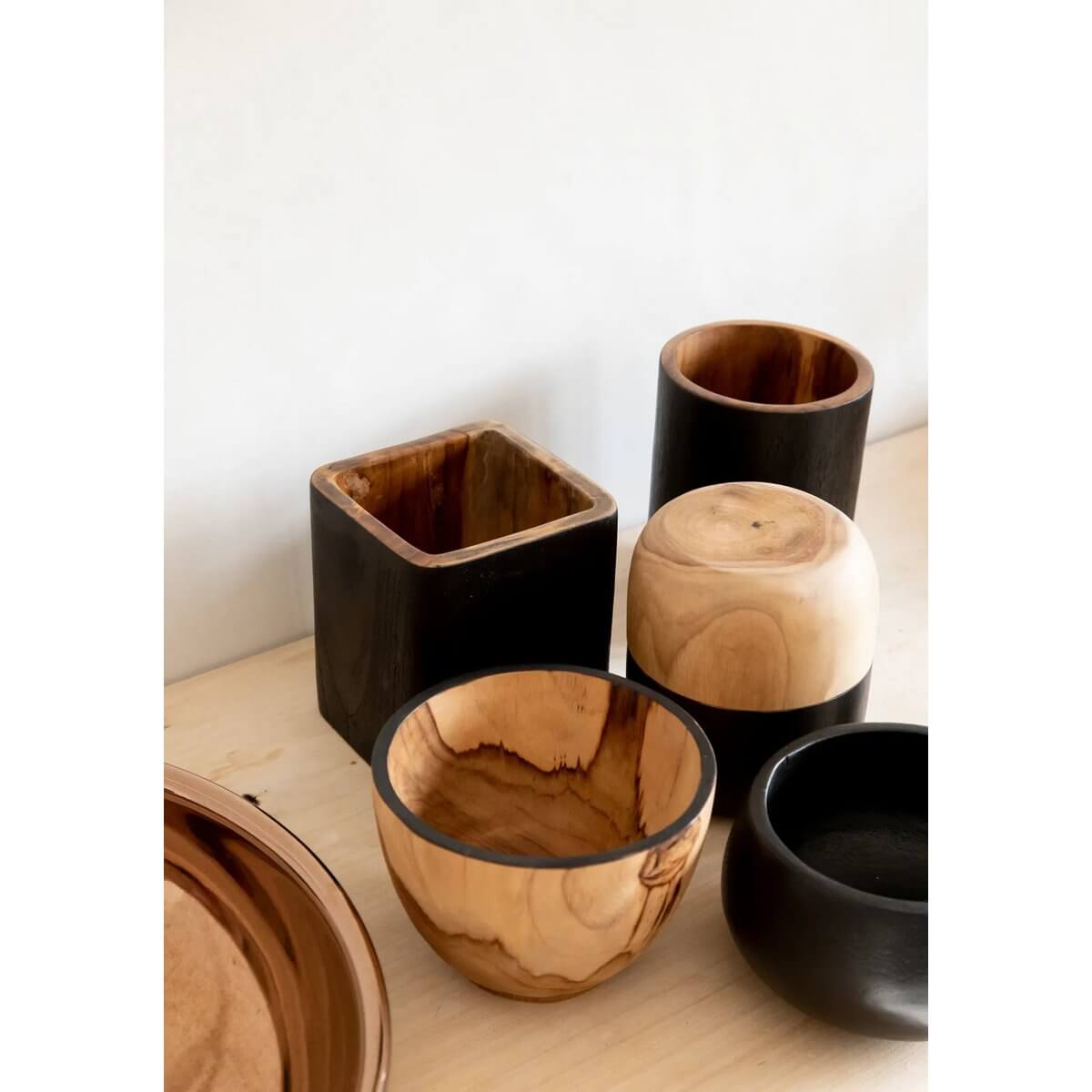Bohemian style teakhouten schalen op tafel, ideaal voor badkameropslag van make-up en sieraden.