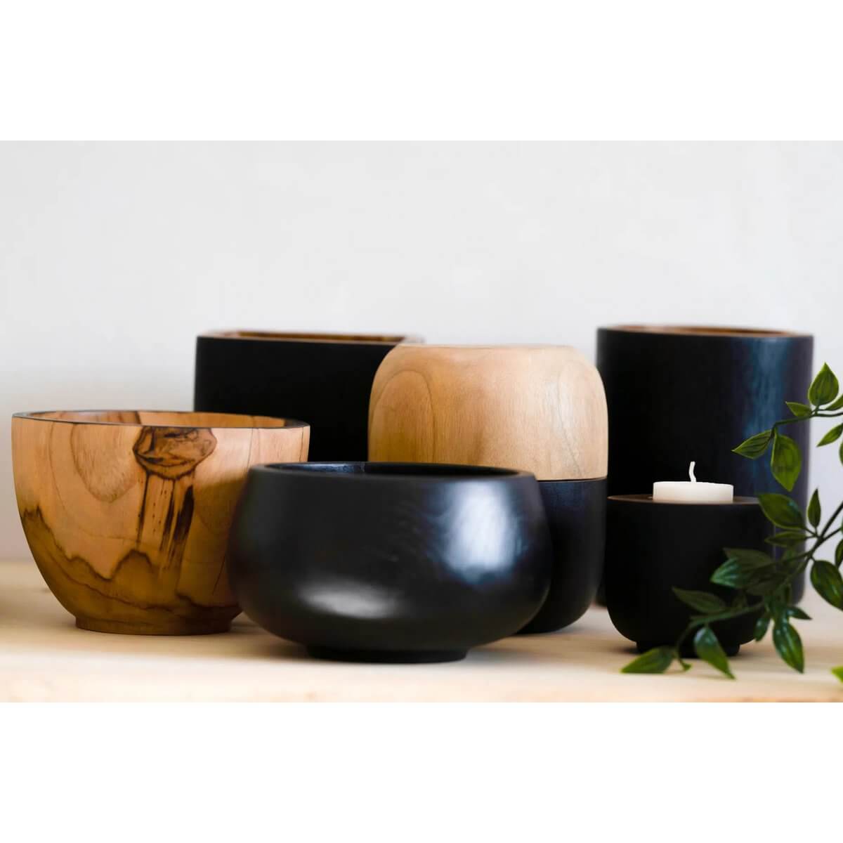 Collection of handcrafted teakhouten schalen, perfect for a Bohemian bathroom, showcasing versatile designs for accessories storage.