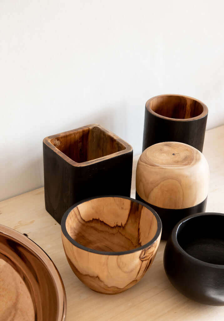 Veelzijdige teakhouten schalen, ideaal voor make-up en juwelen opbergen of als pennenbakje. Handgemaakt, natuurlijk zwart ontwerp.