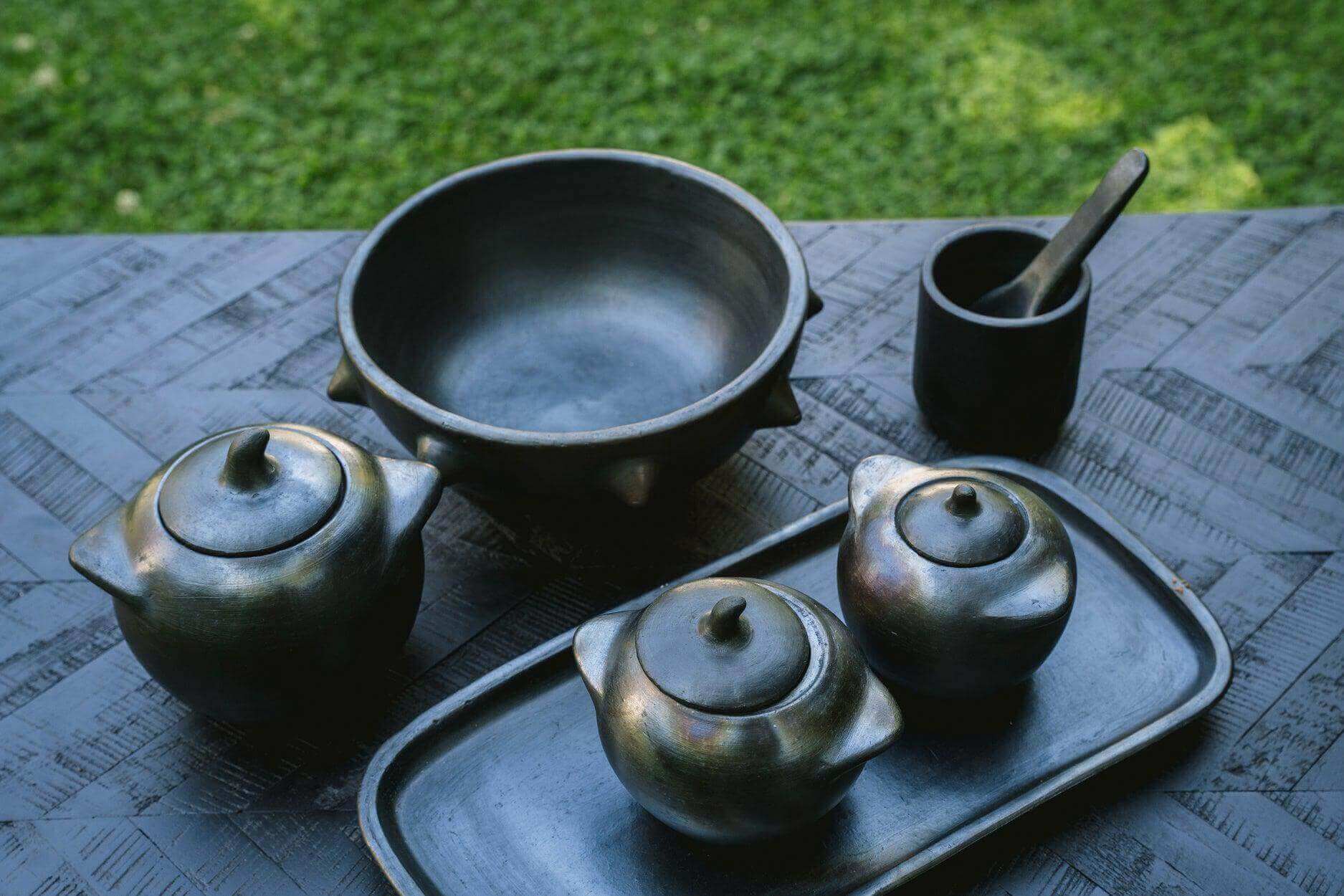 Zwart-gebrande serviescollectie inclusief De Burned Beker met prachtige textuur op tafel, perfect voor kleurrijk eten. Insta-licious!
