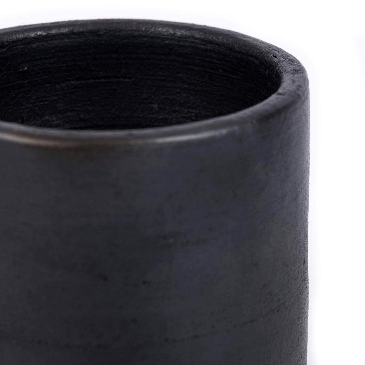 Elegant zwarte beker uit de Burned collectie voor unieke tafelpresentaties.