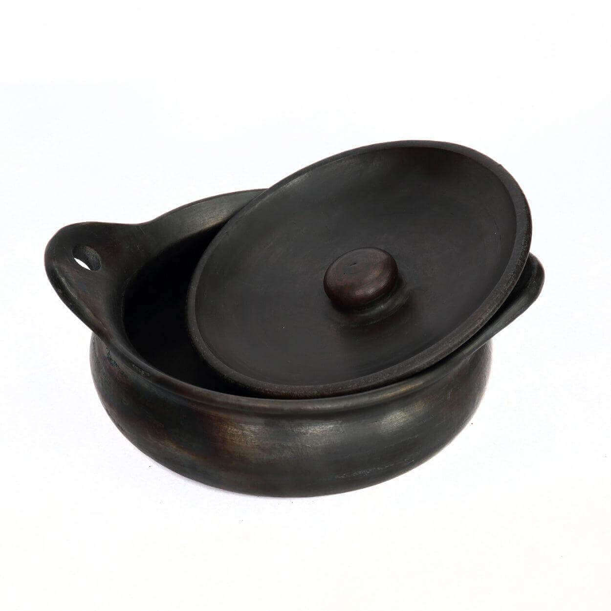 Zwarte terracotta serveerpot met deksel, vaatwasmachinebestendig, perfect voor een elegante gedekte tafel. Hoogte 10cm, breedte 21cm.