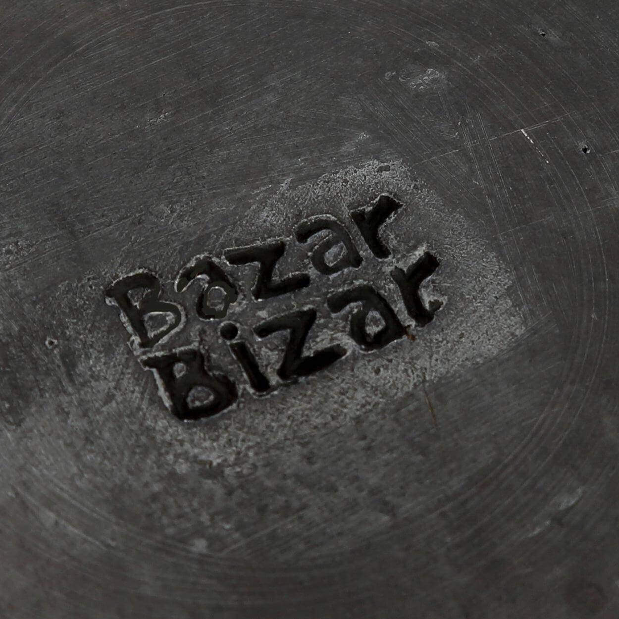Logo van Bazar Bizar gegraveerd op zwarte achtergrond, perfect bij een stijlvolle eetervaring met unieke serveerpot.
