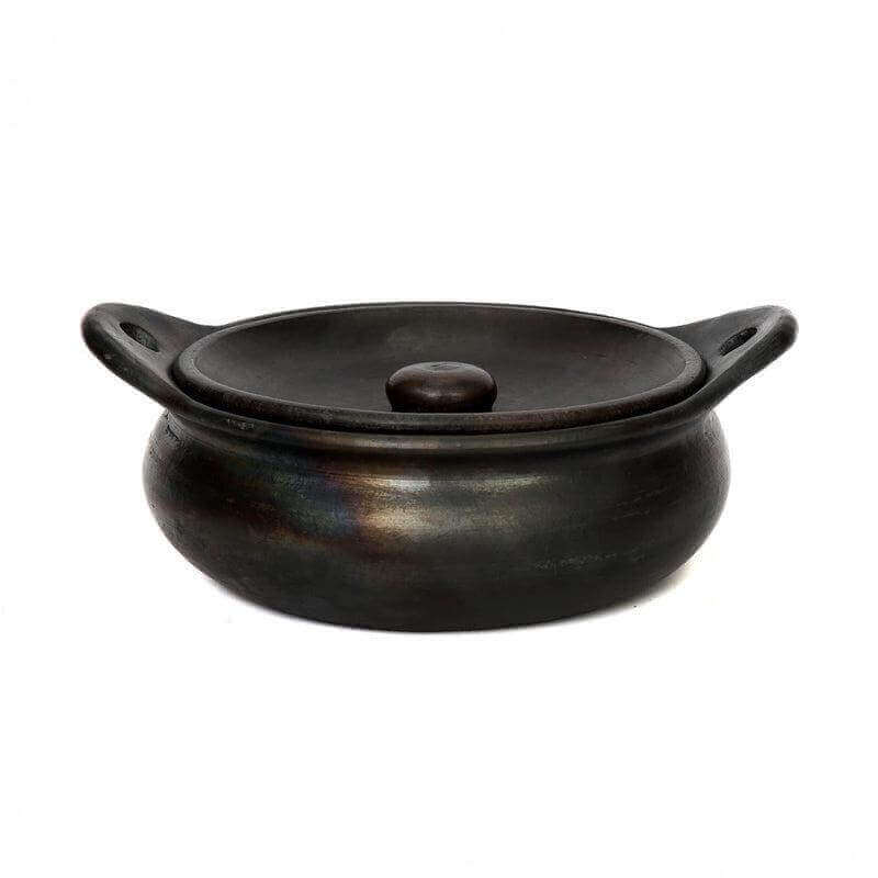 Zwarte terracotta serveerpot, vaatwasserbestendig, perfect voor een stijlvolle en unieke tafelschikking. Hoogte 10 cm, breedte 21 cm, lengte 26 cm.