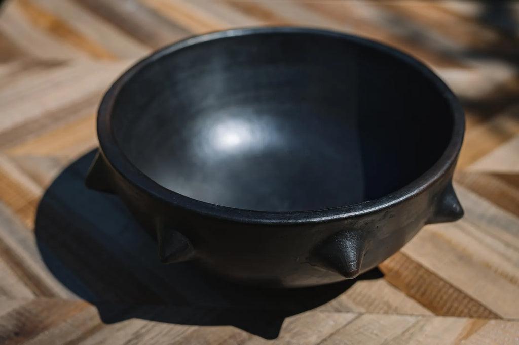 Zwarte etnische kom van teak, ideaal voor make-up of sieraden opbergen, handgemaakt met uniek design, perfect voor interieur styling.