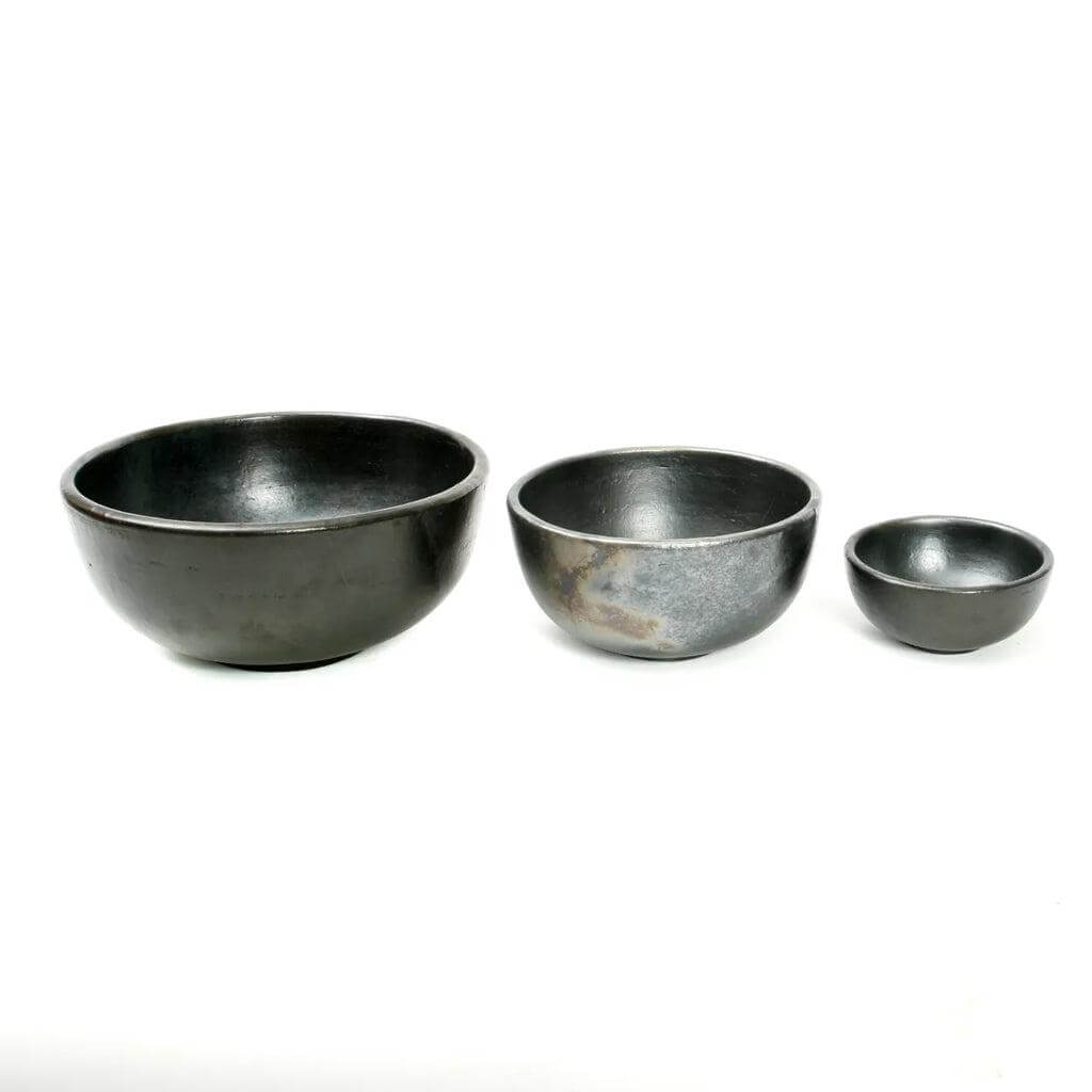 Set van drie zwarte gebrande terracotta kommen, antieke look, vaatwasmachinebestendig, perfect voor uniek servies.