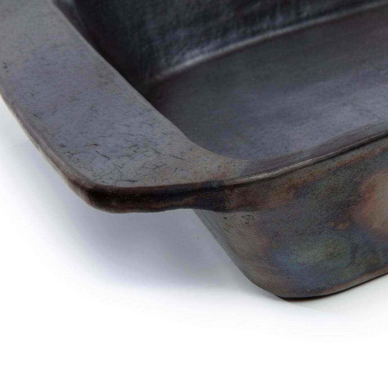 Zwart gebrande terracotta ovenschaal, ideaal voor culinaire verrassingen. Strak design, afmetingen 14x28x37 cm.