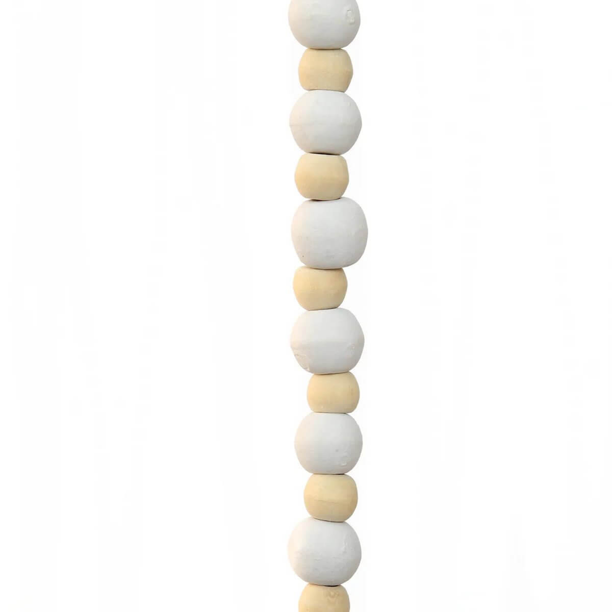 Bohemian style De Canggu ketting in natural white with smooth wooden beads and sleek design. Perfect for any occasion.