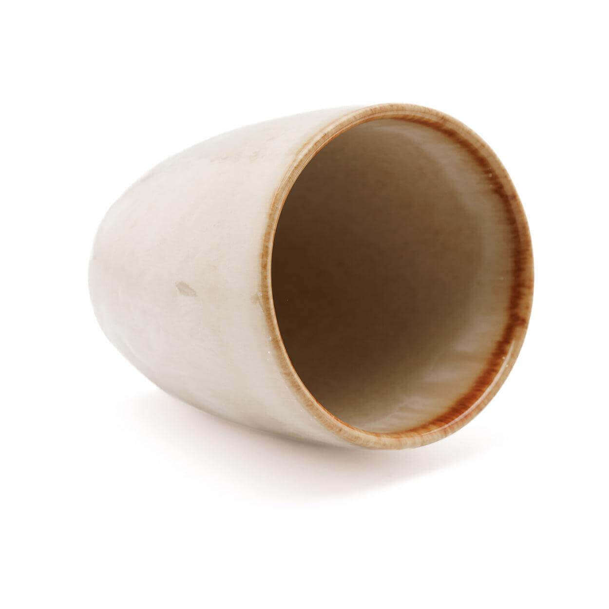 Handgemaakte witte keramische beker met een vleugje geel, onderdeel van de De Cascais Beker set van 6, perfect voor elke gelegenheid.