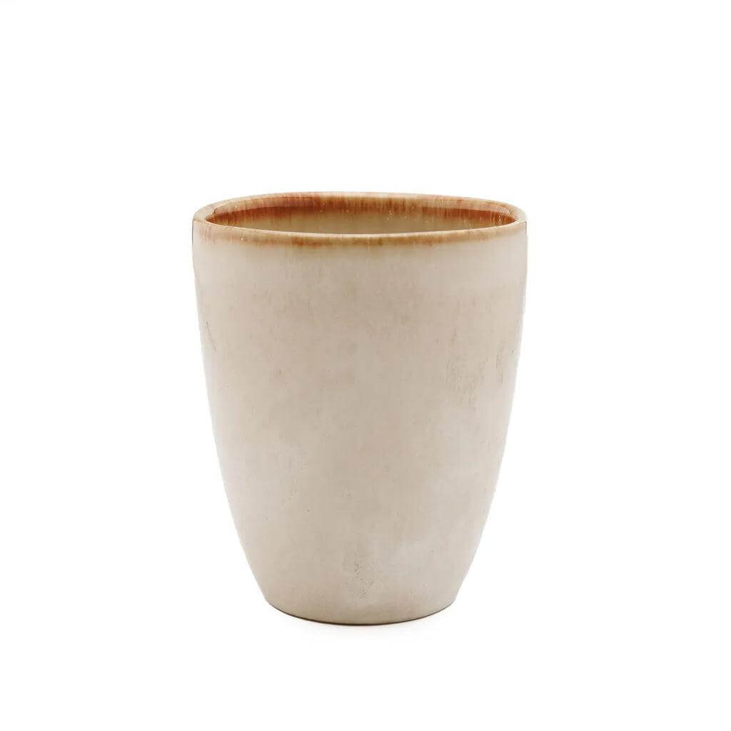 Wit keramische beker met gele rand uit het De Cascais Beker set van 6, ideaal voor elke gelegenheid, handgemaakt Portugees servies.