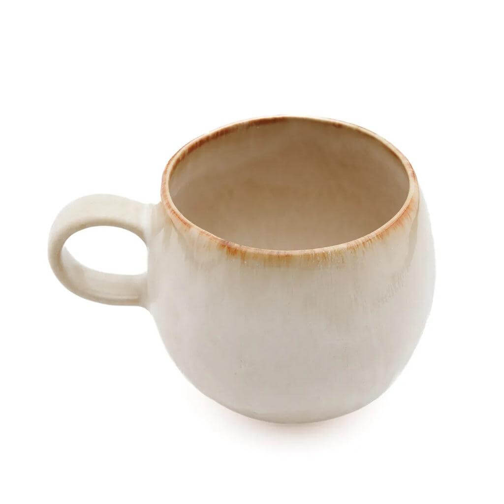 De Cascais Koffiemok M - Handgemaakt keramiek met unieke witte en gele kleurschakeringen, perfect voor elk diner of ochtendkoffie.