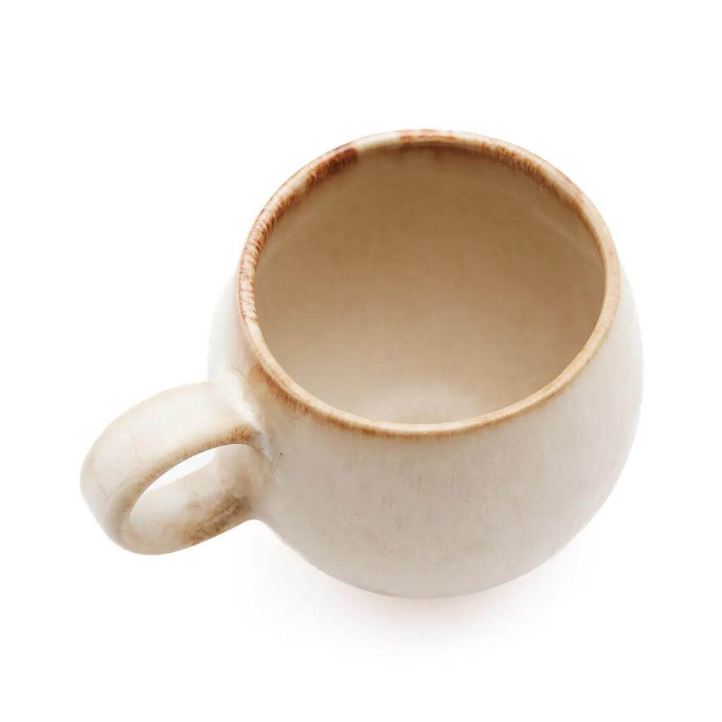 Handgemaakte witte koffie mok met gele accenten uit de De Cascais collectie, perfect voor elke gelegenheid.