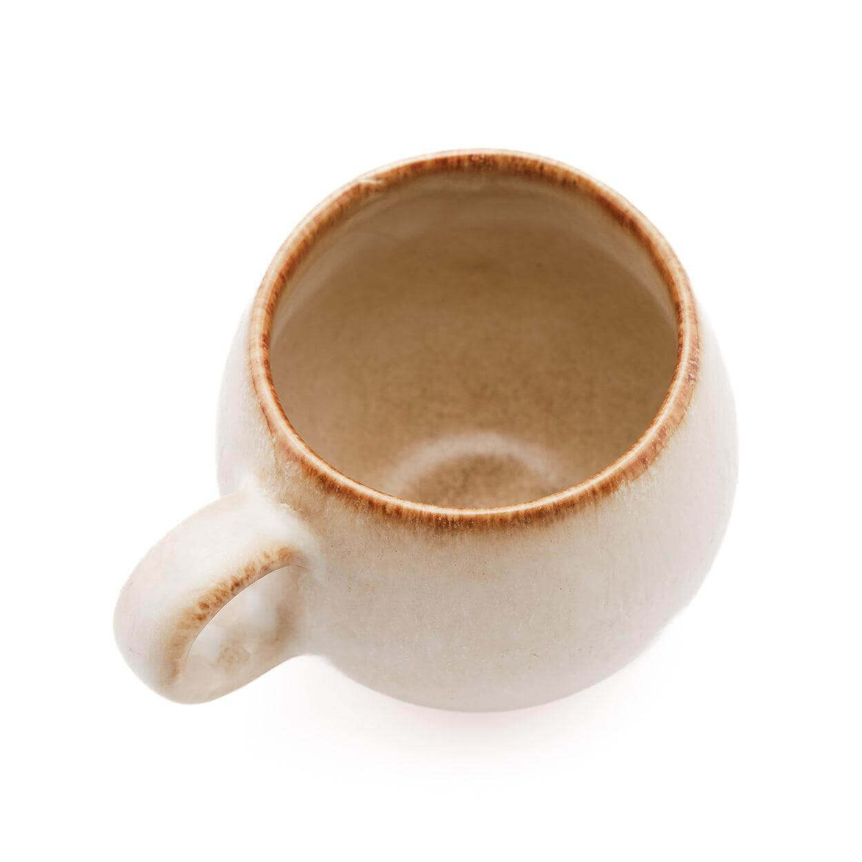Witte handgemaakte koffiemok van Portugees keramiek met gele details, perfect voor elke gelegenheid, bovenaanzicht.