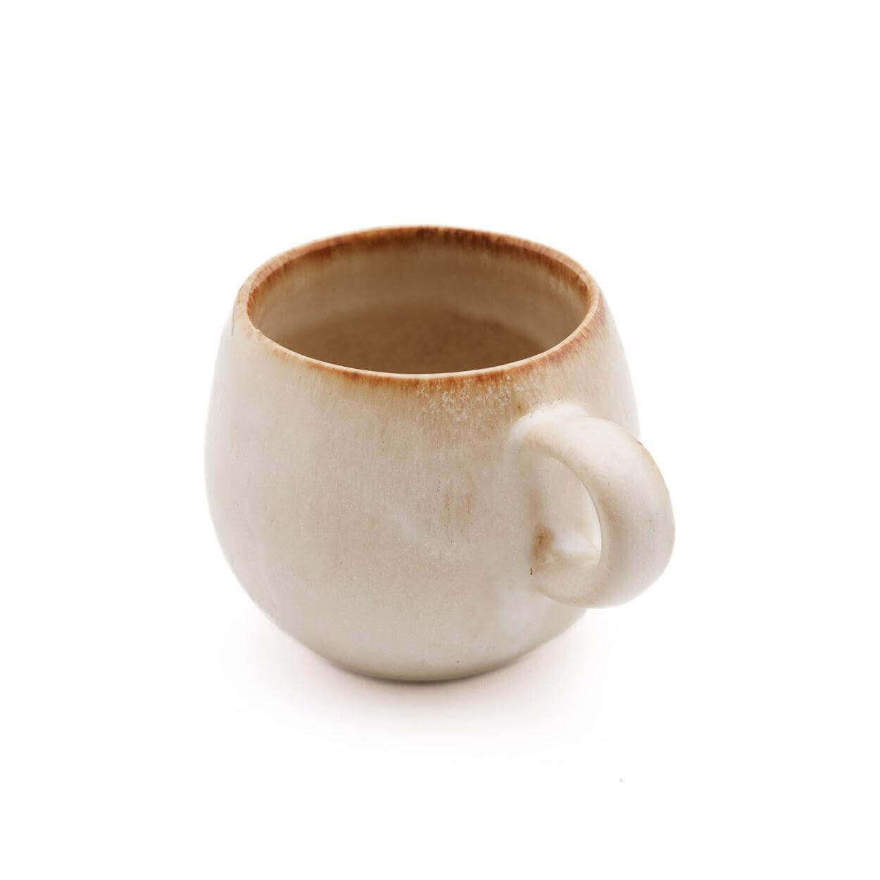Handgemaakte De Cascais koffiemok in wit met een vleugje geel, perfect voor elke gelegenheid en stijlvol servies op tafel.