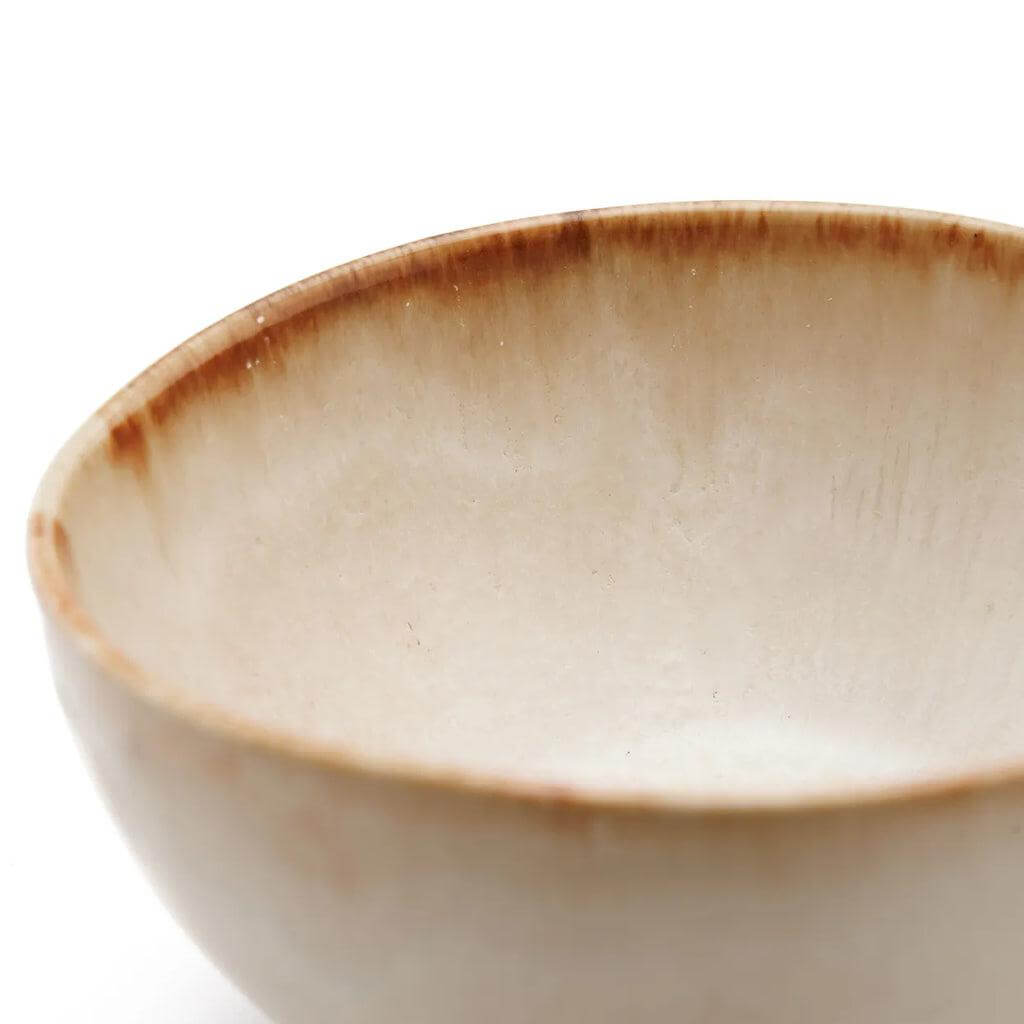 Handgemaakte witte keramieken kom met gele tinten, ideaal voor elke tafelsetting. Uniek Portugees design.