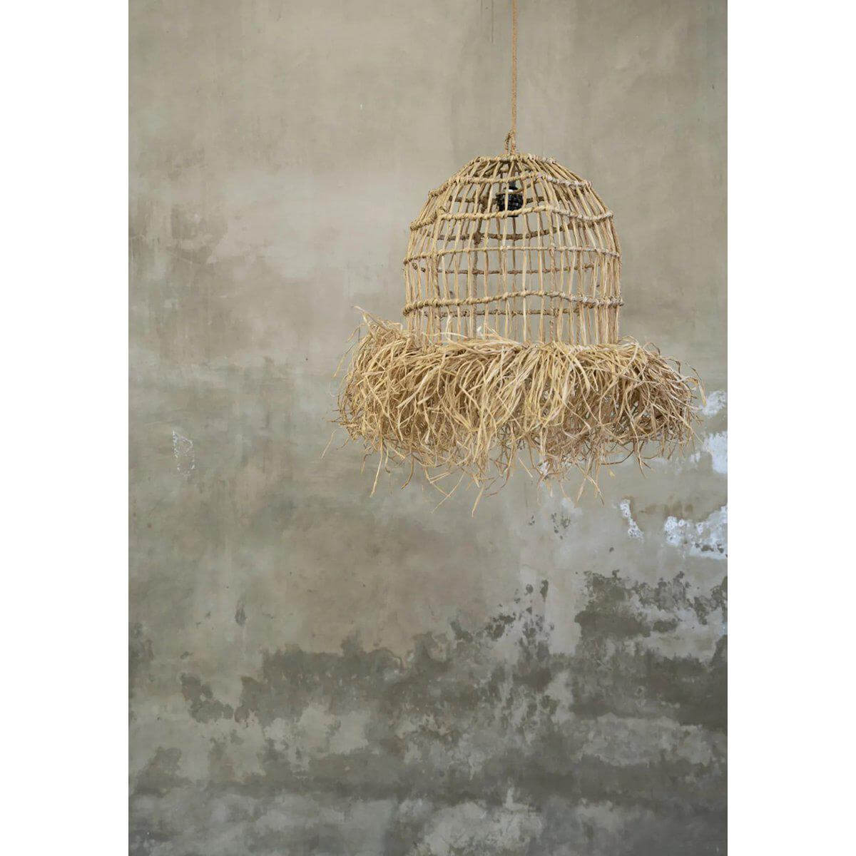Alt Tag: Handgemaakte Casita hanglamp van mendonggras met franjes, creëert tropisch sfeerlicht voor woonkamer of kantoorruimte.