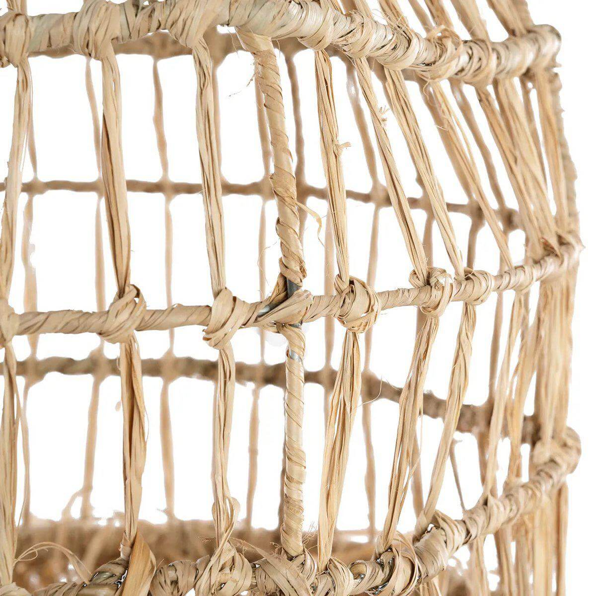 Alt Tag: Close-up van handgemaakte Casita hanglamp van mendonggras in natuurlijke kleur met franjes. Tropisch ontwerp zonder bedrading.