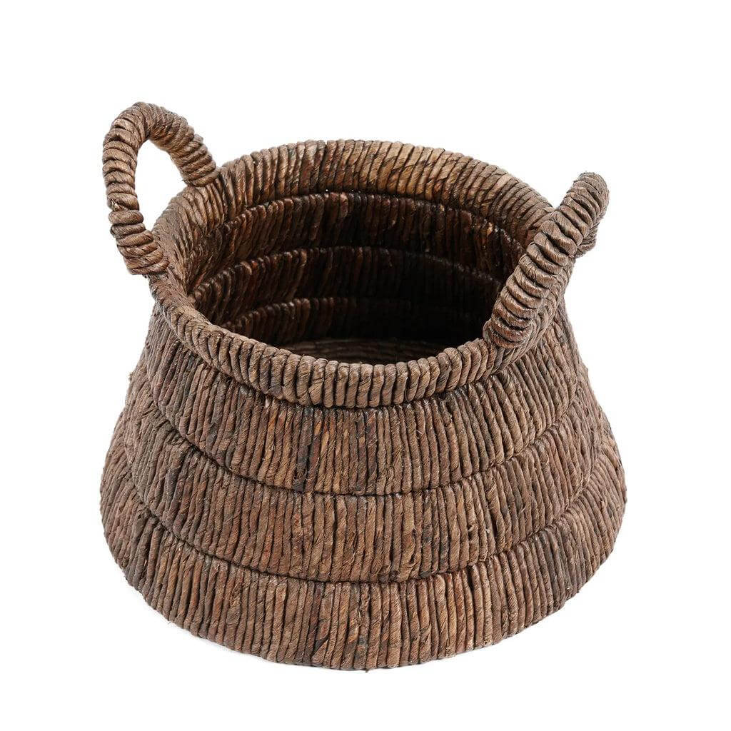 Donkerbruine Chisomo mand van handgeweven bananenblad met handvaten, perfect voor een rustieke uitstraling in elk interieur.
