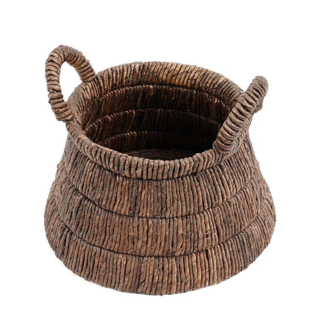 Handgeweven donkerbruine mand van gedroogd bananenblad met driehoekige vorm en handvaten, perfect voor elk interieur.