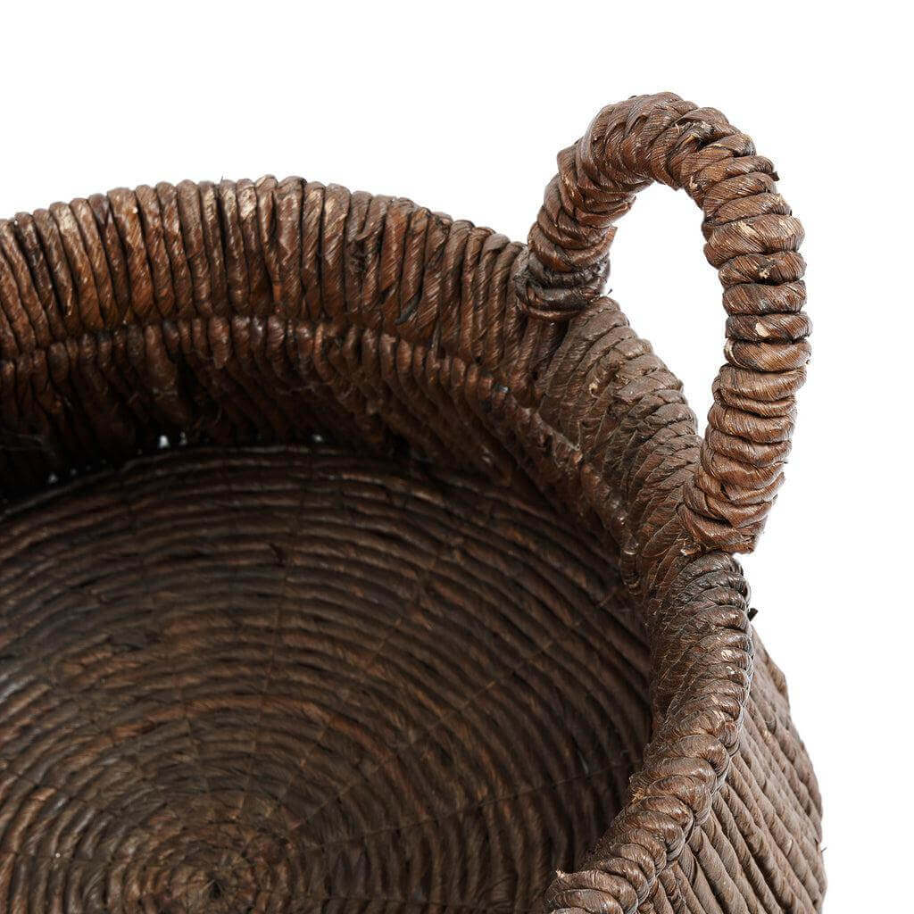 Handgeweven De Chizara mand van 100% natuurlijk bananenblad met handvat en driehoekig ontwerp. Stijlvol opbergsysteem.
