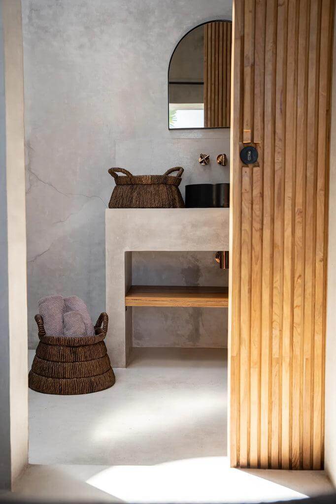 Moderne badkamer met handgeweven De Chizara manden van natuurlijk bananenblad.