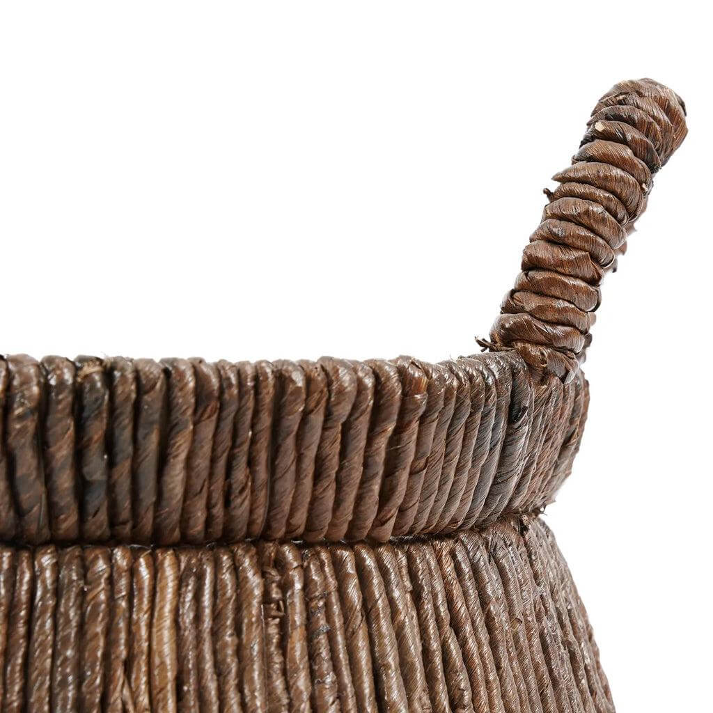 De Chizara mand van natuurlijk bananenblad, handgeweven met driehoekig ontwerp en stevige handvaten, ideaal voor opslag en decoratie.