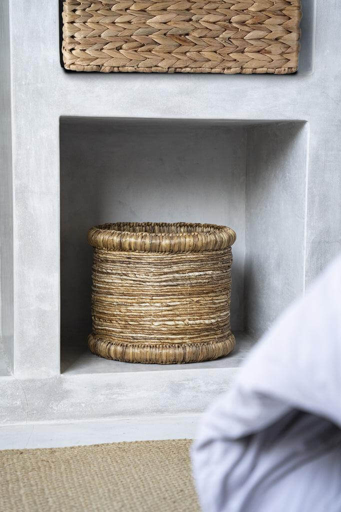 De Chuka Basket Bazar Bizar De Chuka mand is een harmonieuze mix van natuur en praktisch gebruik. Handgeweven van duurzaam waterhyacint en bananenblad, toont deze prachtige mand de schoonheid van organische materialen en biedt tegelijkertijd veelzijdige f
