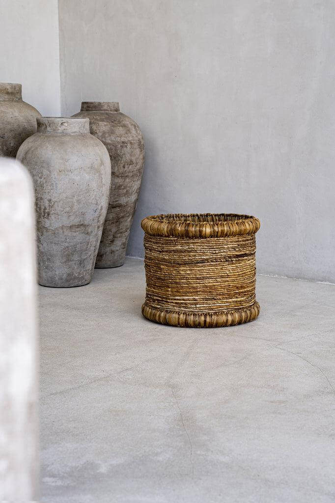 De Chuka Basket Bazar Bizar De Chuka mand is een harmonieuze mix van natuur en praktisch gebruik. Handgeweven van duurzaam waterhyacint en bananenblad, toont deze prachtige mand de schoonheid van organische materialen en biedt tegelijkertijd veelzijdige f