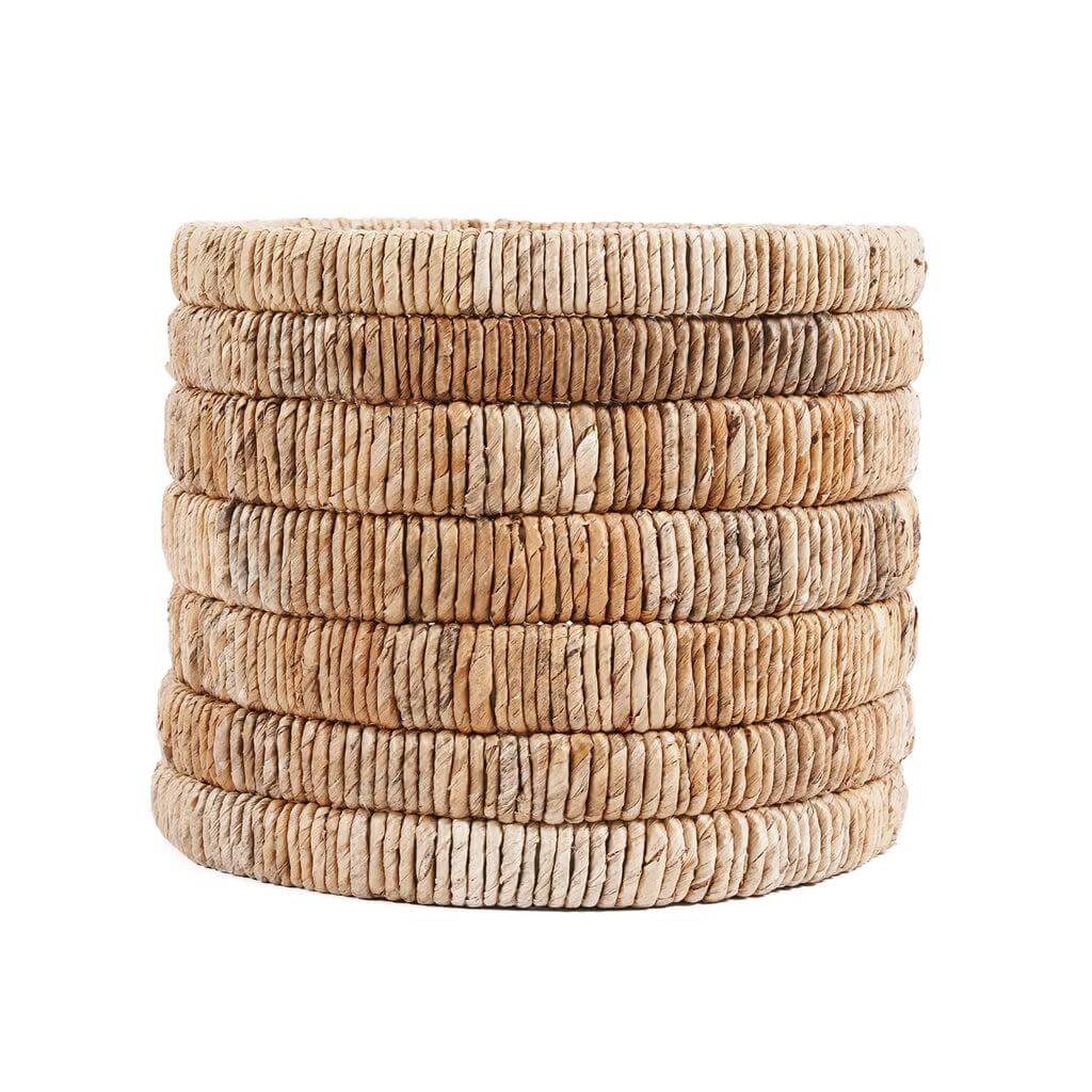 Alt Tag: Ronde handgeweven mand van bananenblad met patroon, combineert traditionele kunst en hedendaags design voor veelzijdige opberging.