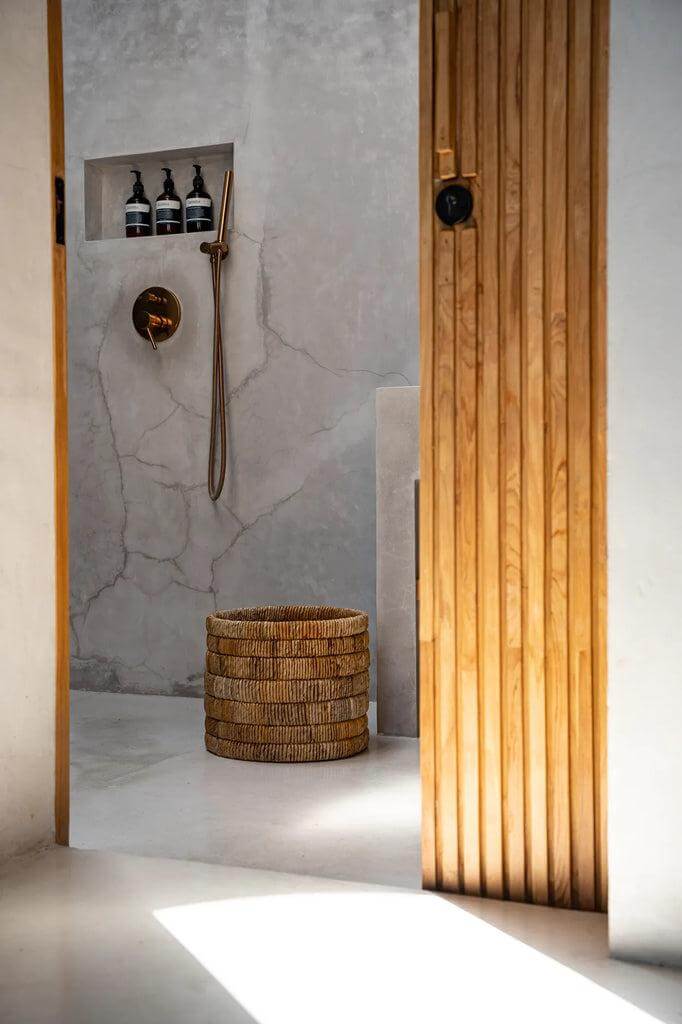 Stijlvolle mand van bananenblad in moderne badkamer; handgeweven voor textuur en detail, perfect voor elegante opbergruimte.