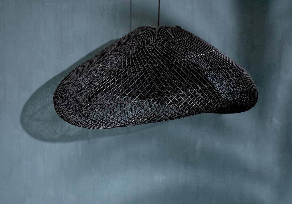 Zijaanzicht van rotan hanglamp cloud zwart 120 cm