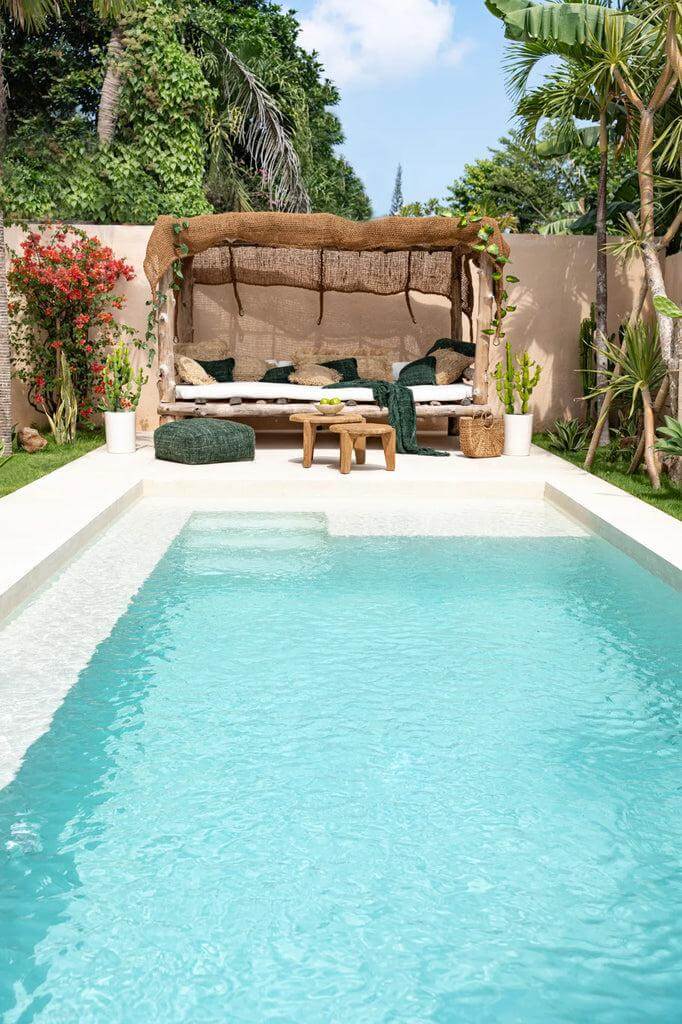 Tropisch zwembad met natuurlijke Coco Shade rechthoek in een serene tuinomgeving voor ultieme ontspanning.