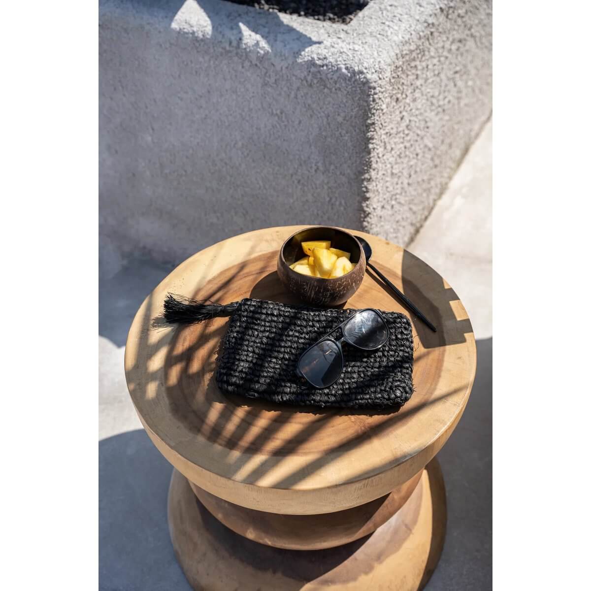 Bohemian De Coco Voerbak Naturel Zwart with tropical fruit on a wooden table, perfect for breakfast or smoothie bowls.