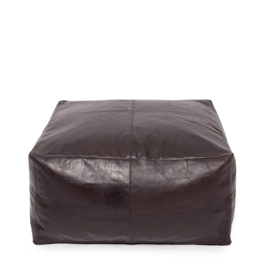 Zachte bruine nappaleren poef met matte lederen uitstraling voor een luxe woonkamerinrichting.