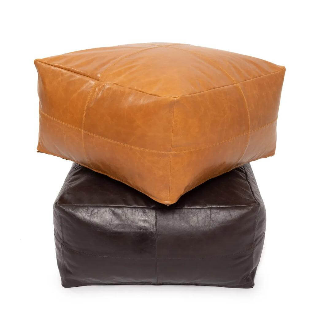 Twee leren poefs in chocolade- en karamelkleur, stijlvol voor elk interieur.